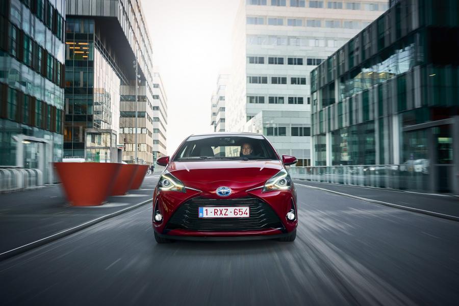  Toyota Yaris Hybrid 2017 года  (фото 13 из 15)